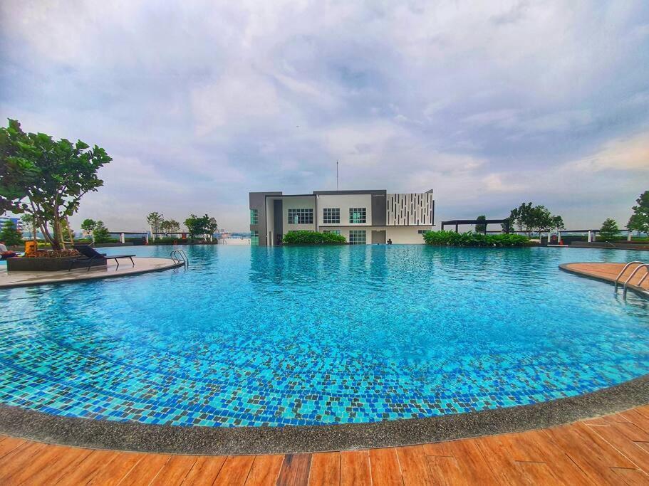 Sks Habitat Larkin Economy Business Unit * Johor Bahru